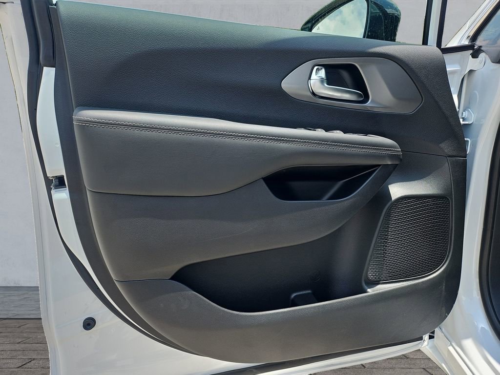 New 2025 Chrysler Voyager LX image 17