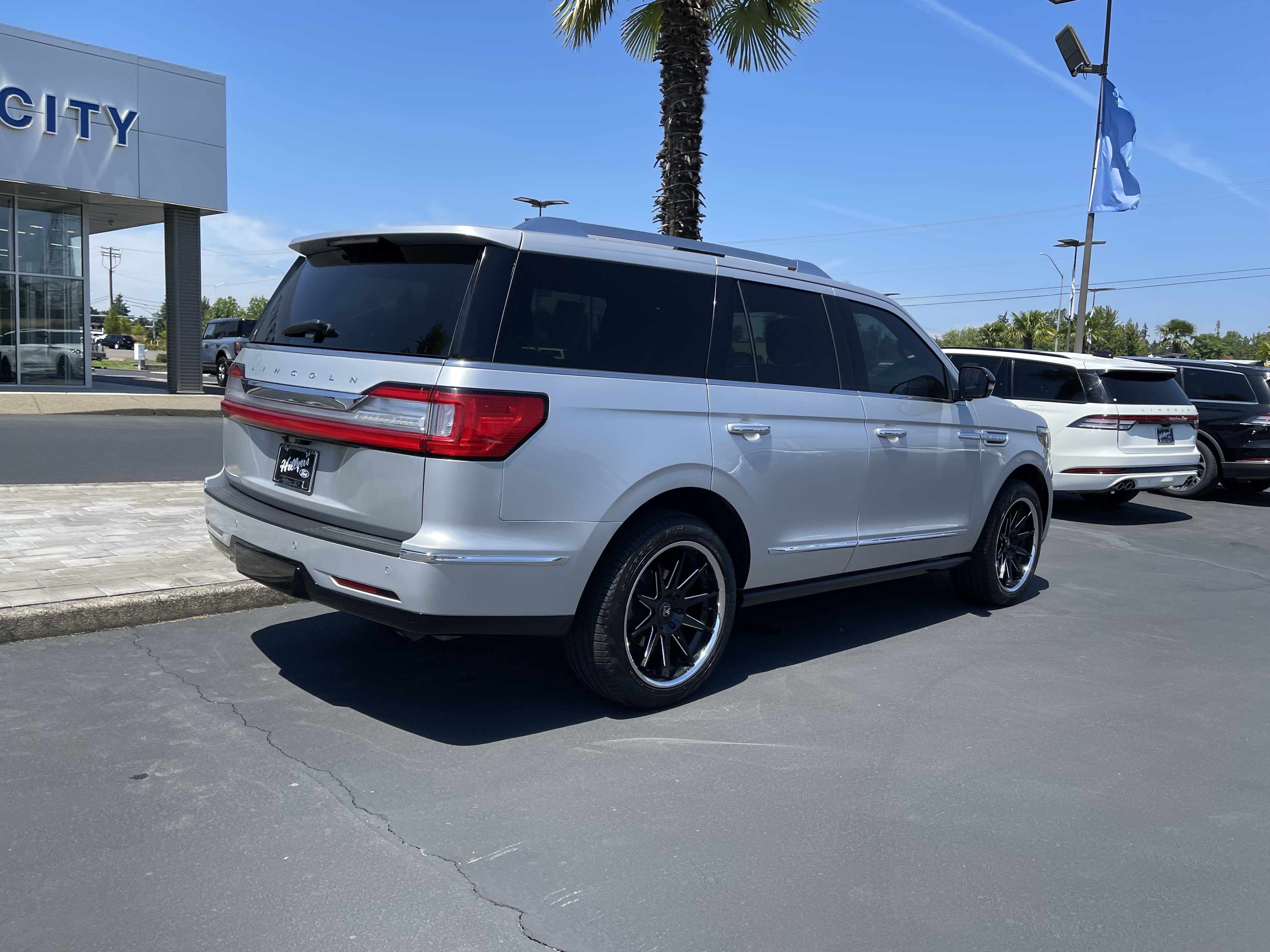 Used 2019 Lincoln Navigator Select AWD/4WD image 3