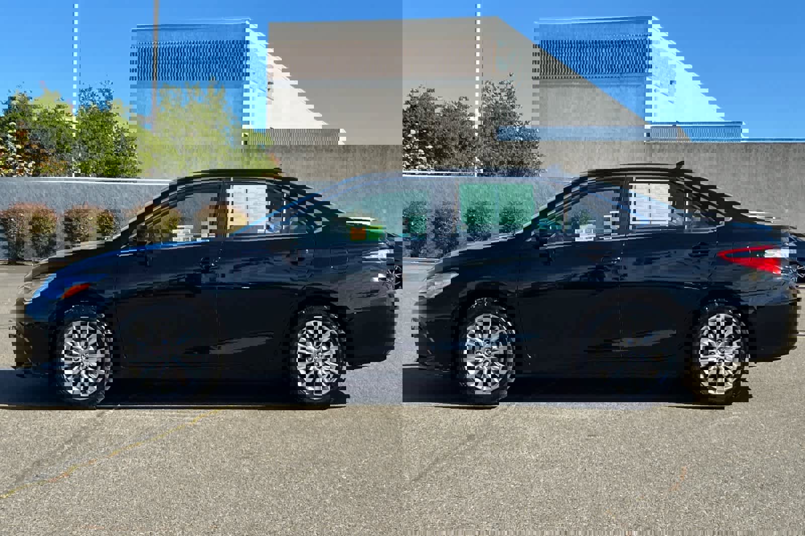 Used 2017 Toyota Camry XLE image 9