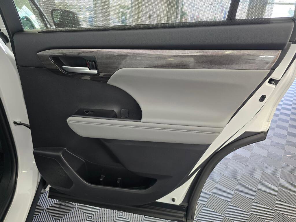 Used 2024 Toyota Highlander Platinum image 43