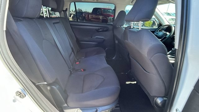 Used 2024 Toyota Highlander LE FWD image 13
