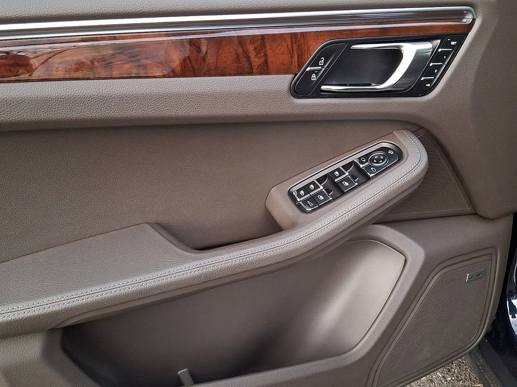 Used 2022 Porsche Macan w/ Premium Package Plus image 9