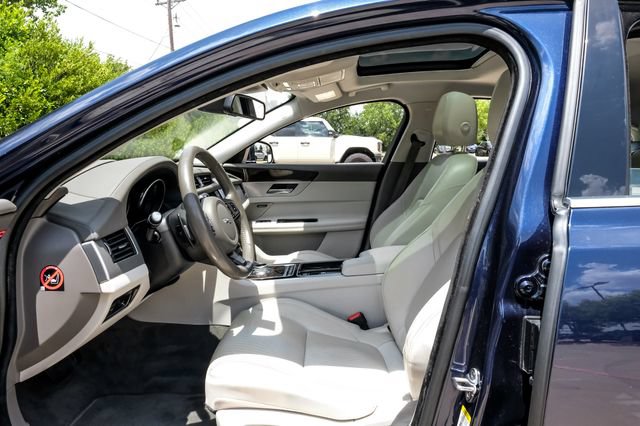 Used 2016 Jaguar XF Prestige RWD image 4