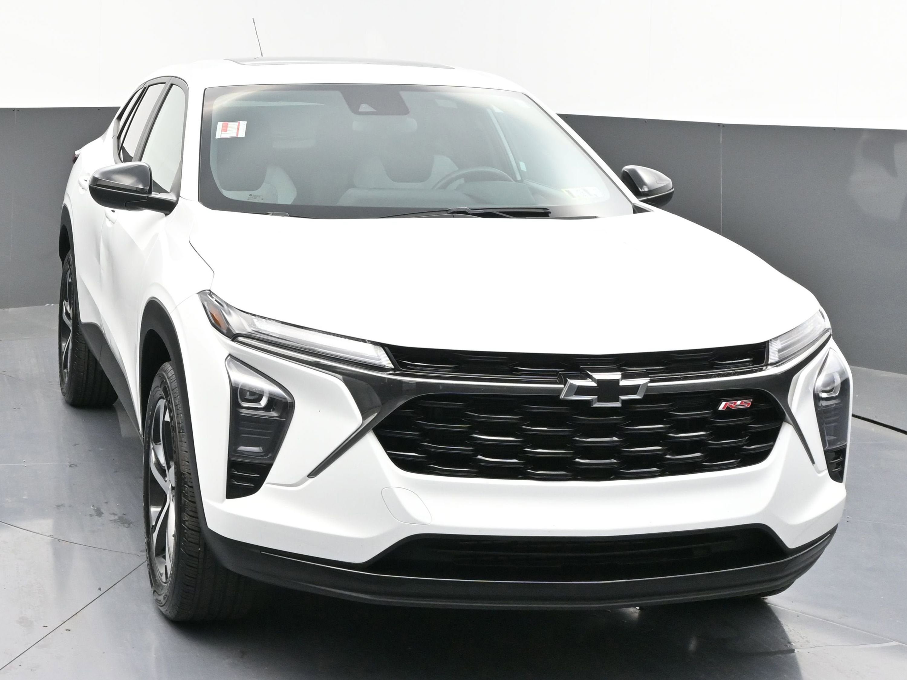 Used 2025 Chevrolet Trax RS w/ Sunroof Package FWD image 2