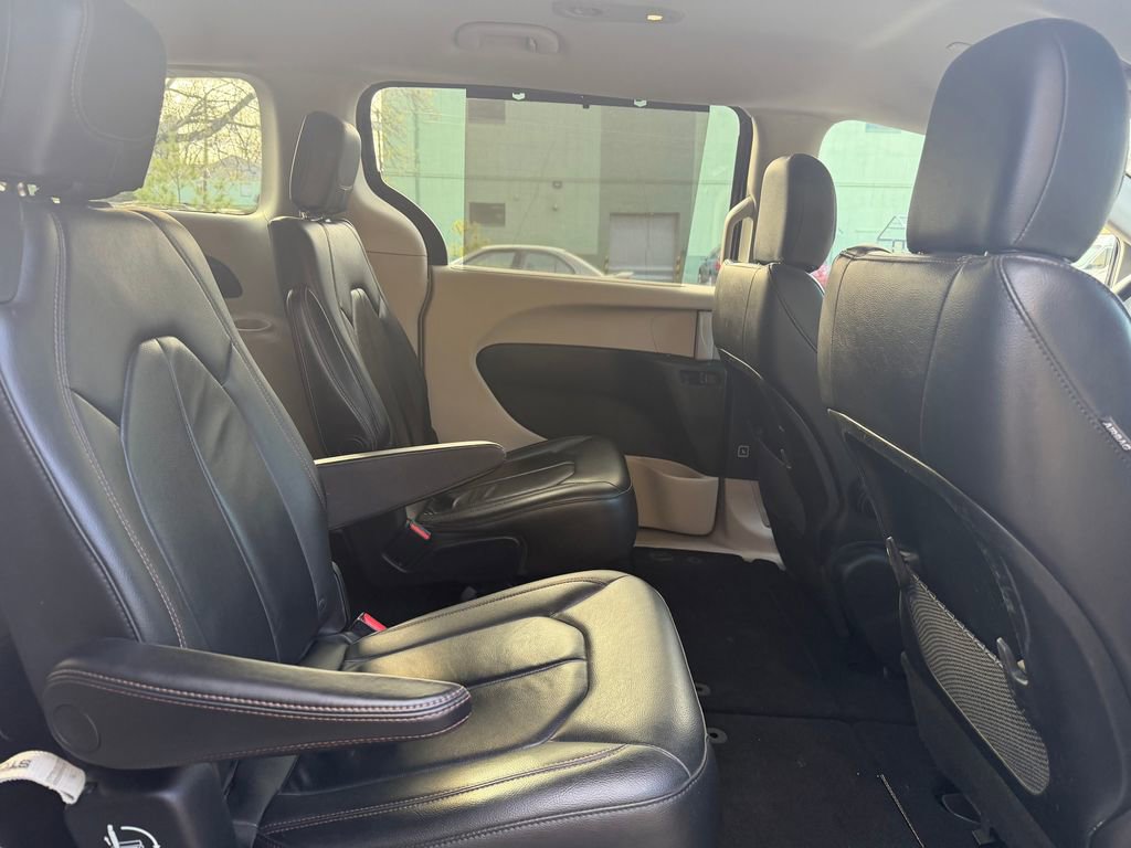 Used 2017 Chrysler Pacifica Touring-L image 29