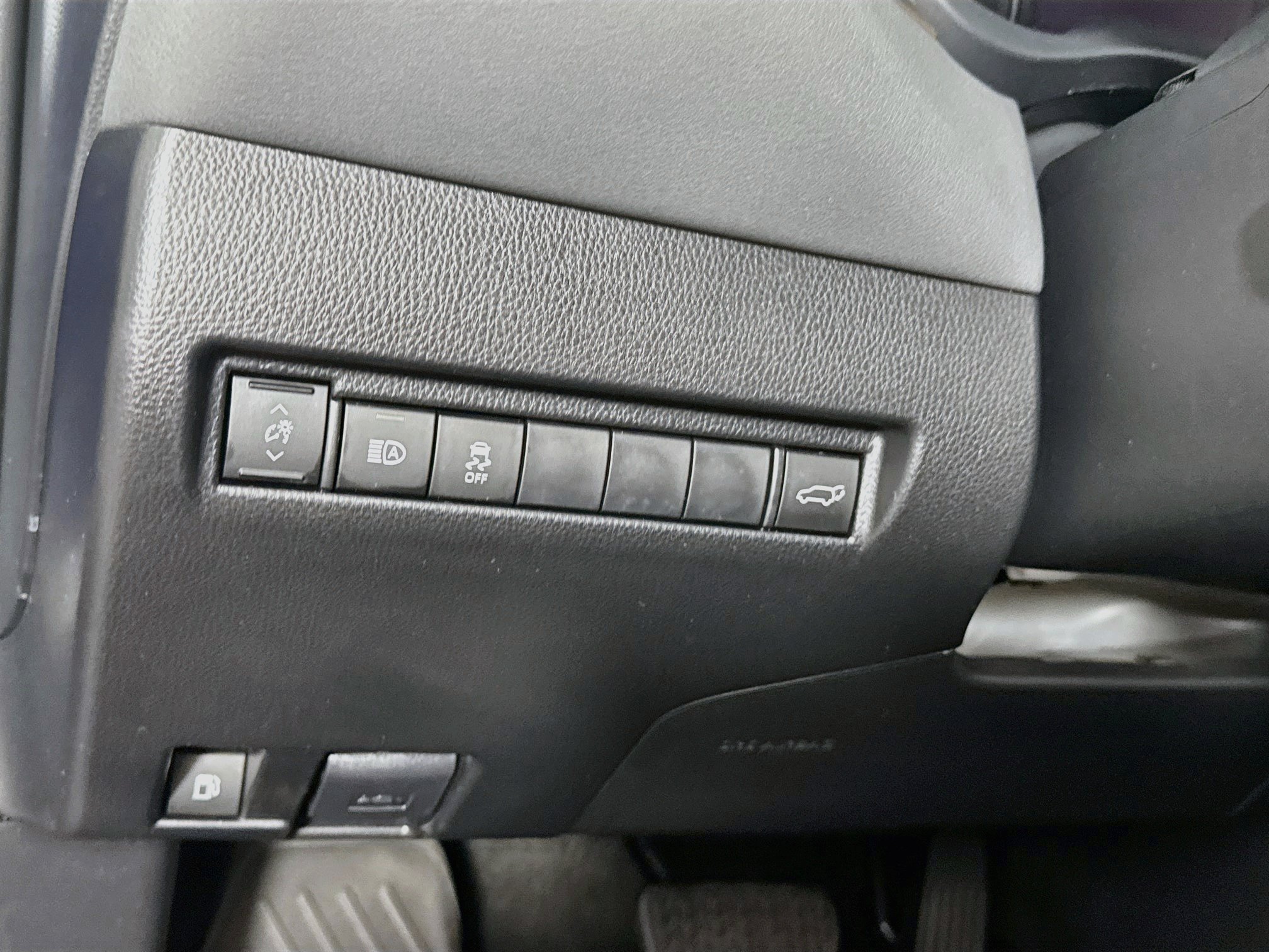 Certified 2024 Toyota Venza XLE AWD/4WD image 11