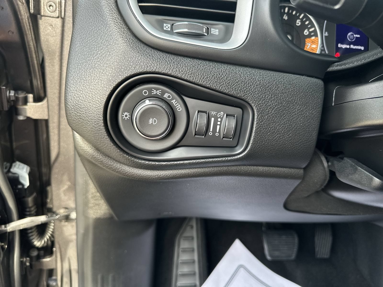 Used 2019 Jeep Renegade Latitude w/ Cold Weather Group AWD/4WD image 18