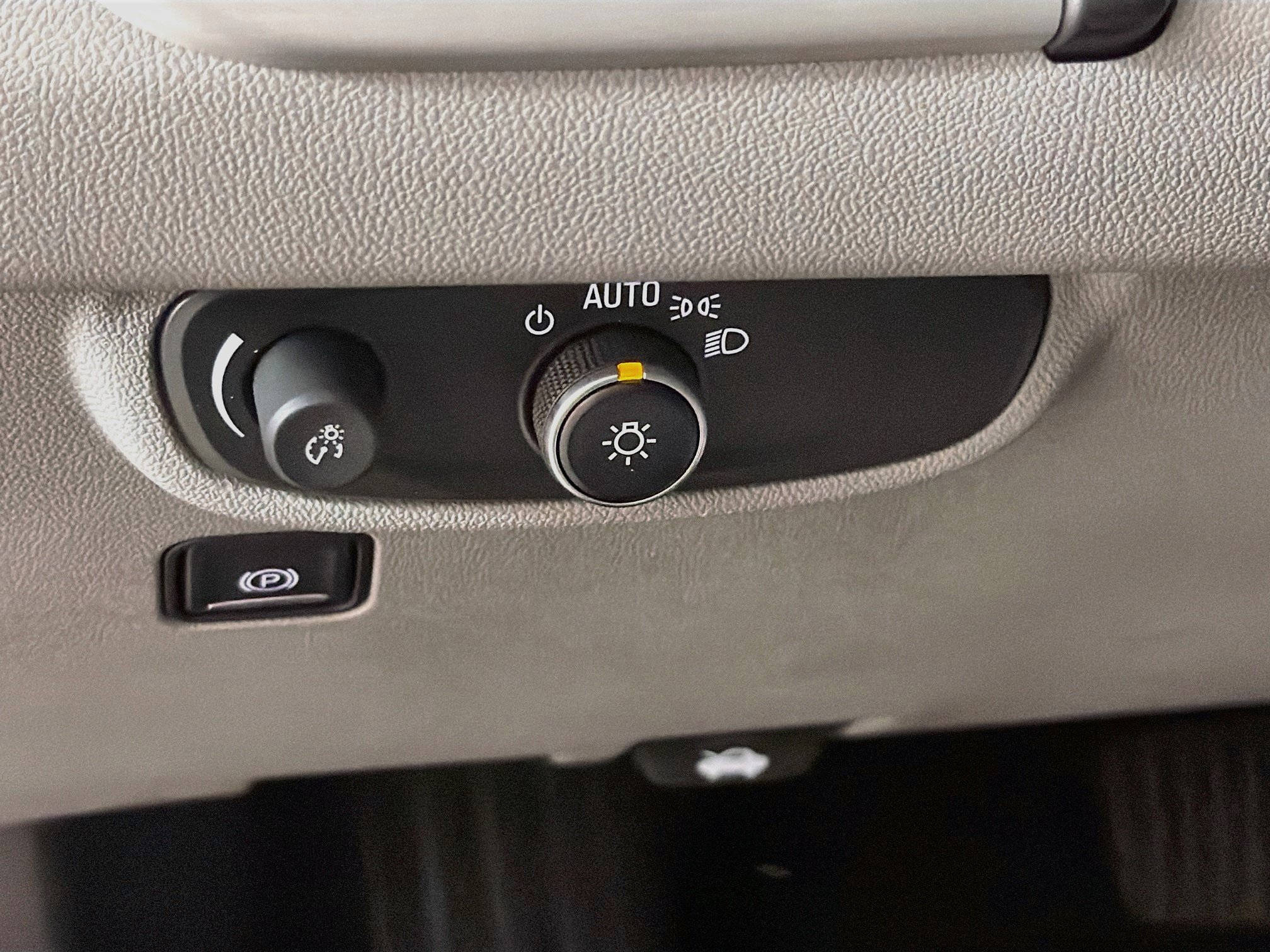 Used 2024 GMC Terrain SLE w/ Driver Convenience Package FWD image 16