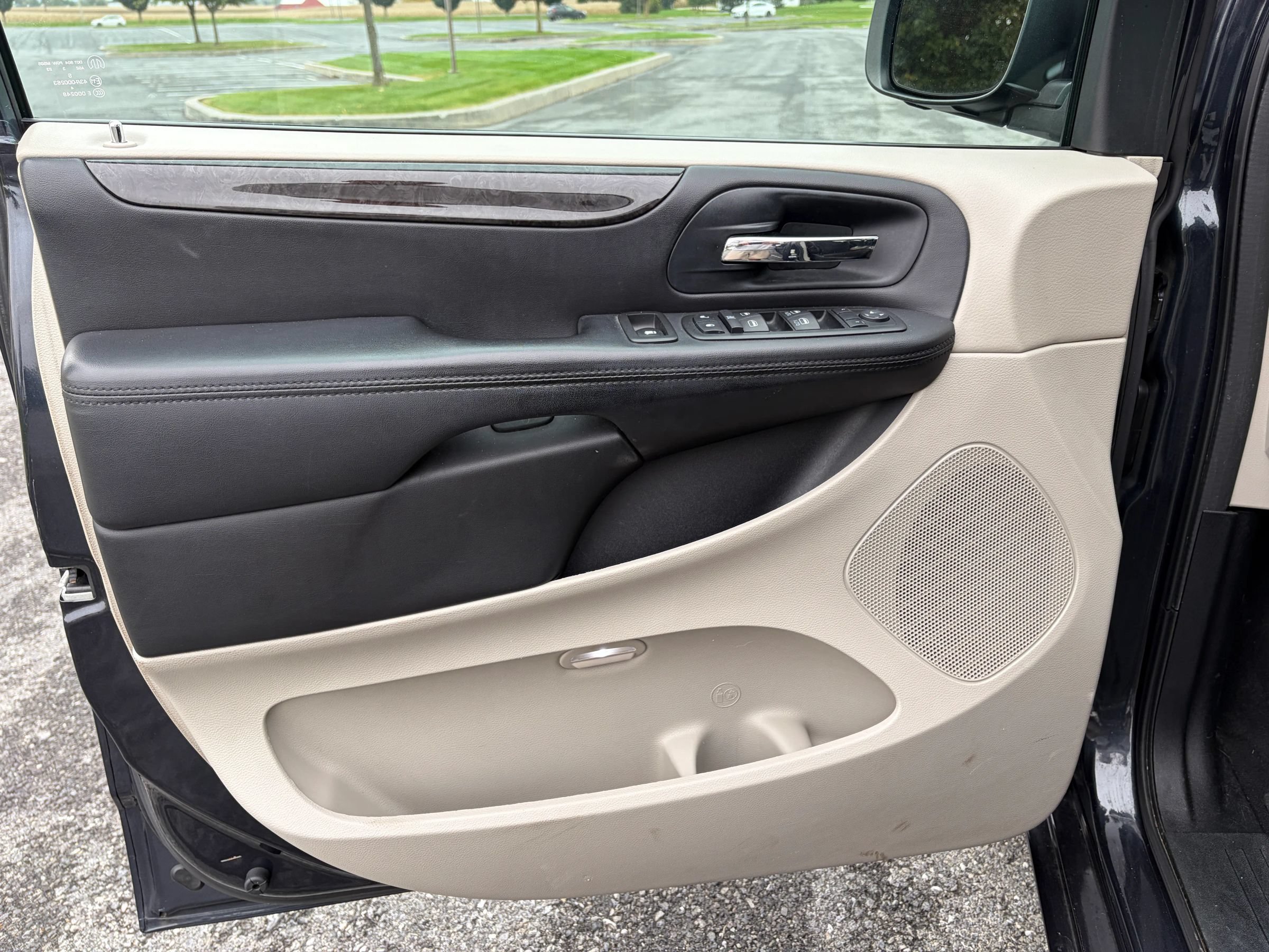 Used 2013 Dodge Grand Caravan SXT w/ Rear Park Assist Pkg FWD image 16