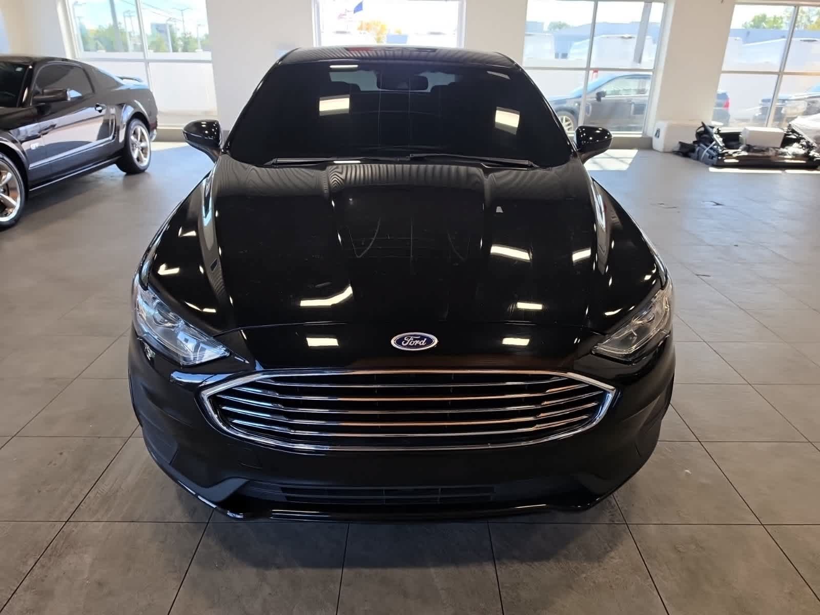 Used 2020 Ford Fusion SE FWD image 2