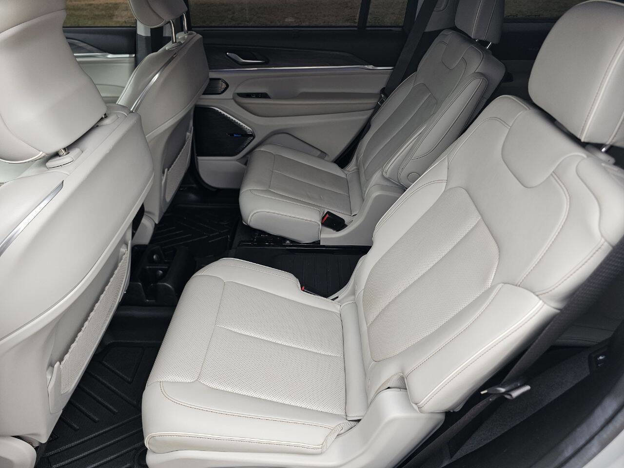 Used 2021 Jeep Grand Cherokee L Overland w/ Luxury Tech Group IV AWD/4WD image 19