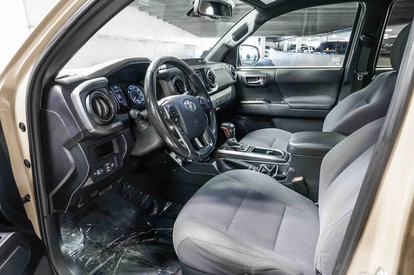 Used 2019 Toyota Tacoma TRD Off-Road w/ Technology Package AWD/4WD image 17