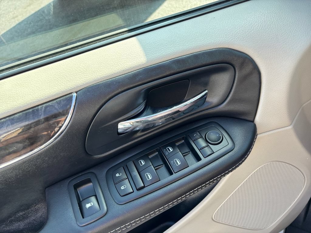 Used 2014 Chrysler Town & Country Touring-L FWD image 16