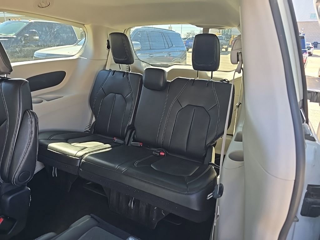 Used 2024 Chrysler Pacifica Touring-L image 13