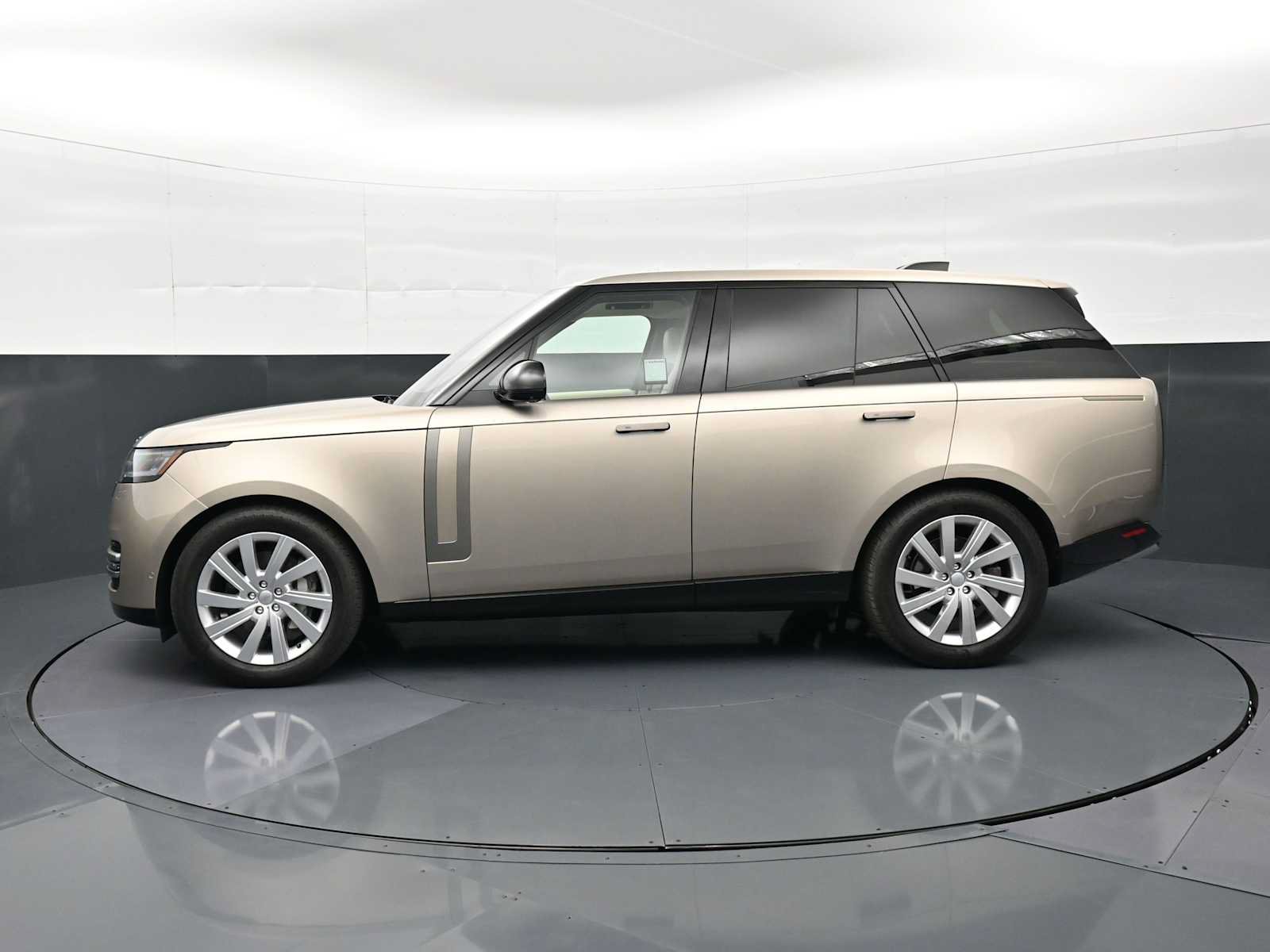 Used 2023 Land Rover Range Rover SE AWD/4WD image 2