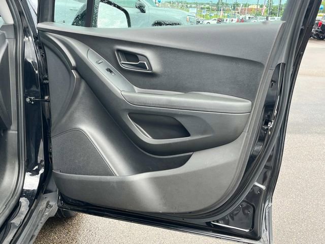 Used 2018 Chevrolet Trax LT w/ LT Convenience Package image 22