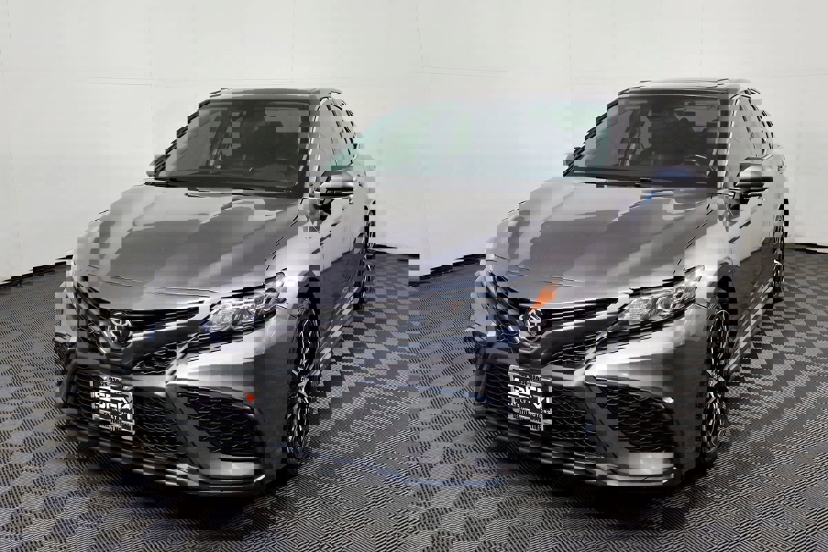 Used 2023 Toyota Camry SE image 3