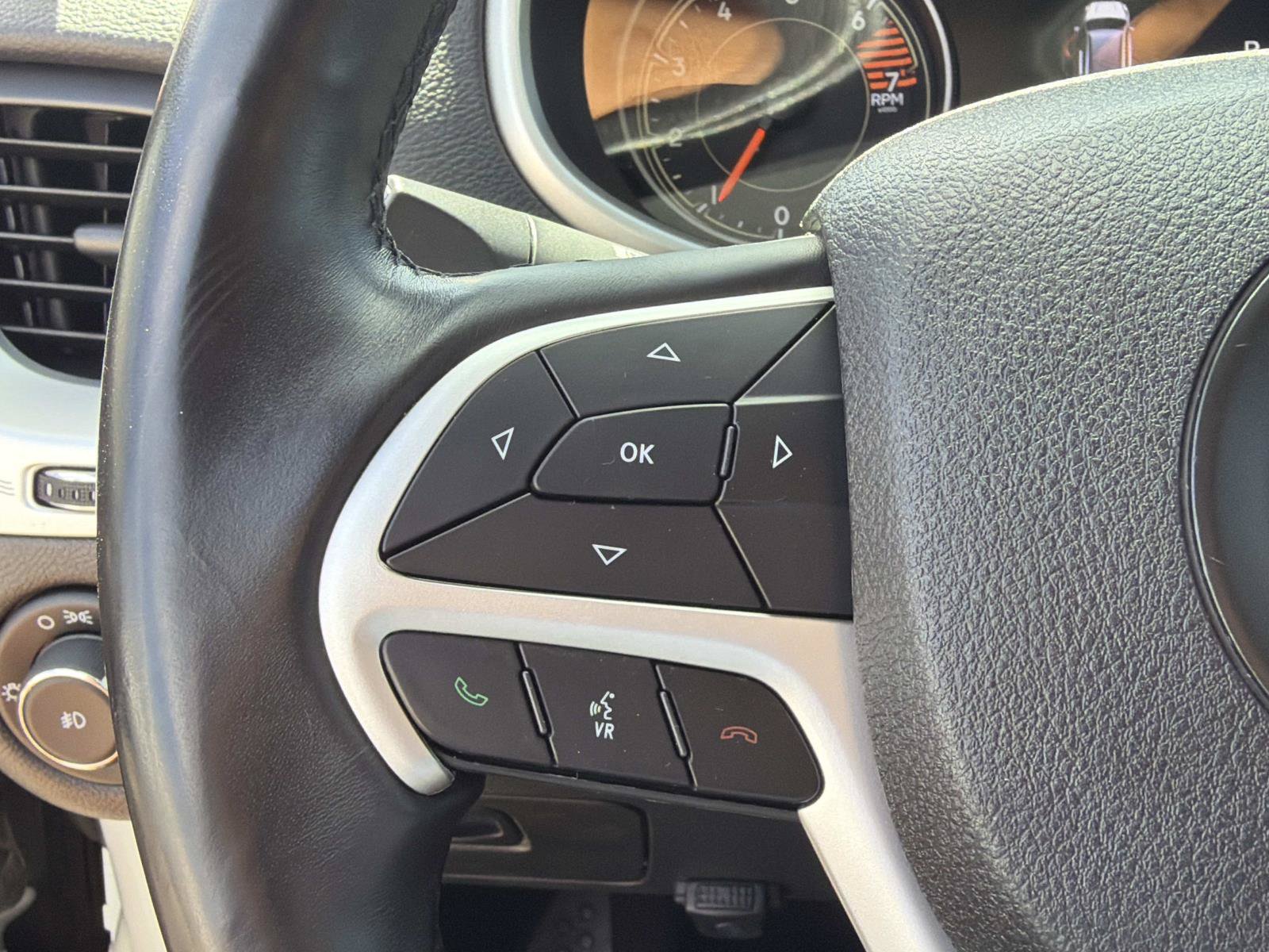 Used 2018 Jeep Cherokee Trailhawk AWD/4WD image 18