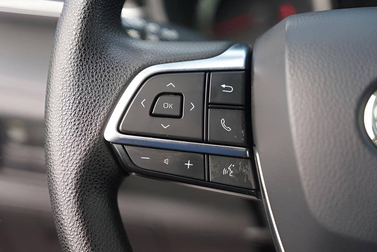 Used 2021 Toyota Highlander L FWD image 22