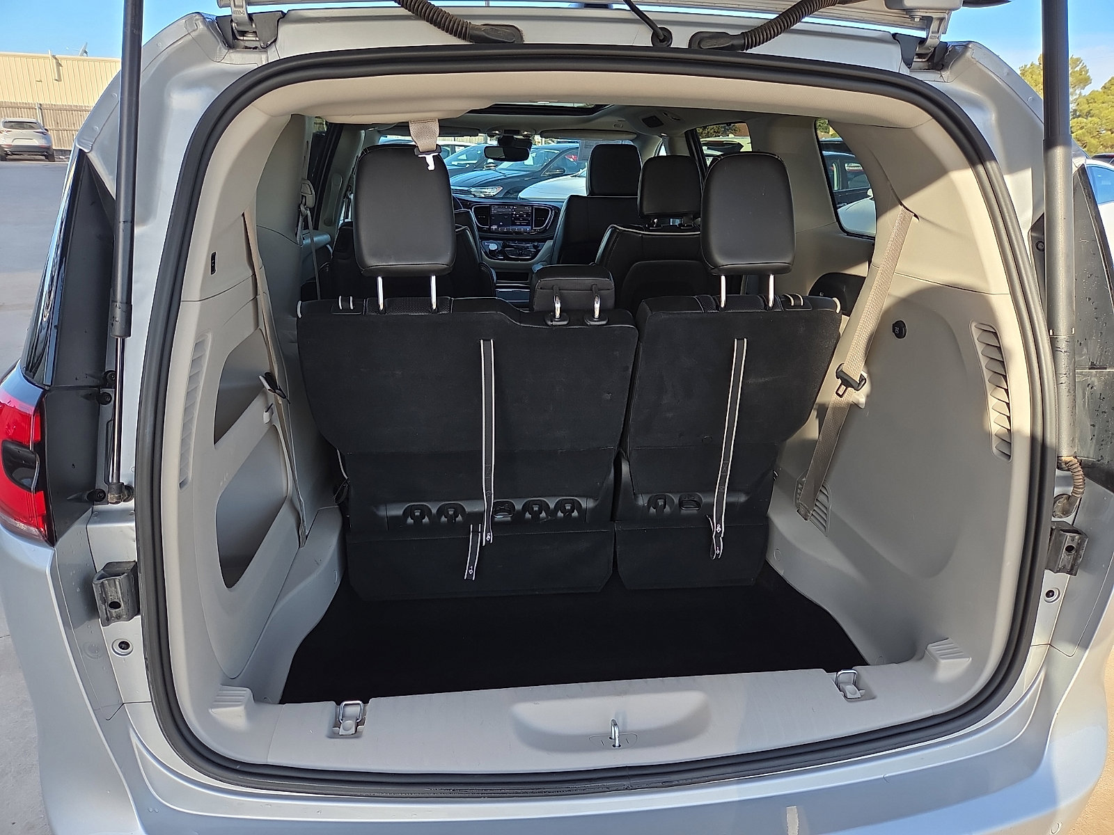 Used 2024 Chrysler Pacifica Limited image 8