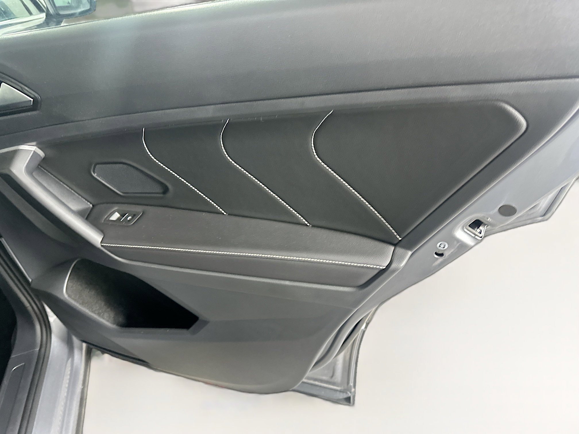 Used 2024 Volkswagen Tiguan SE image 30