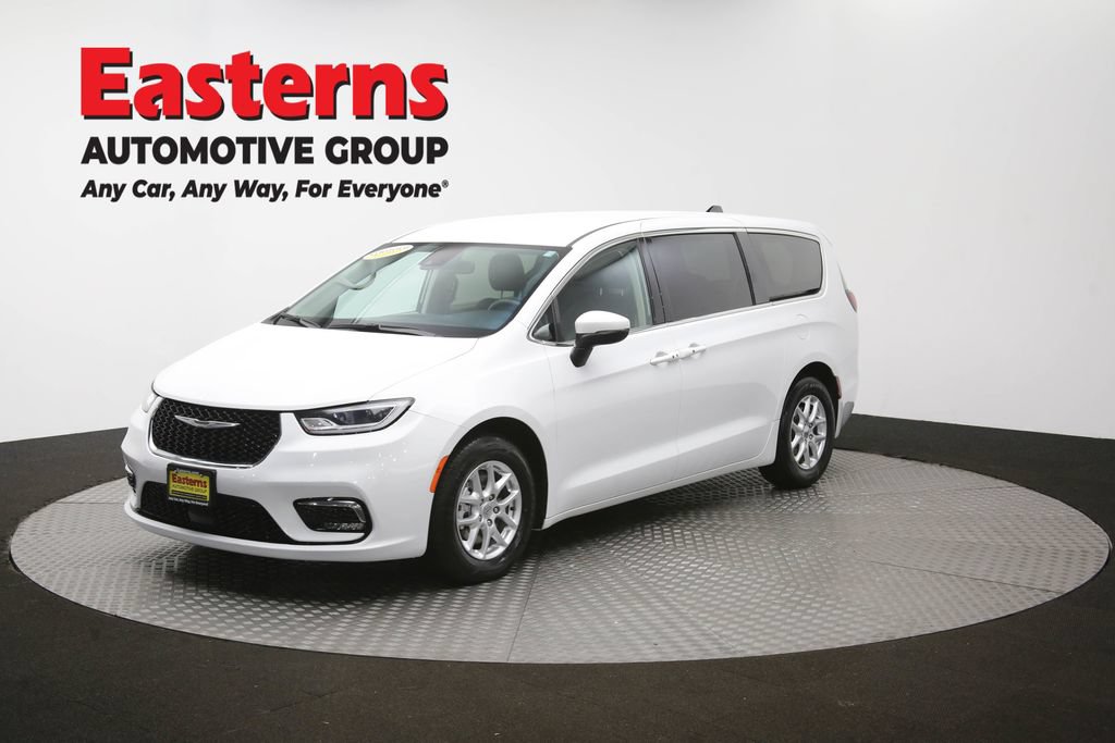Used 2023 Chrysler Pacifica Touring-L FWD image 57