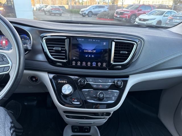 Used 2017 Chrysler Pacifica Limited w/ UConnect Theater Package image 21