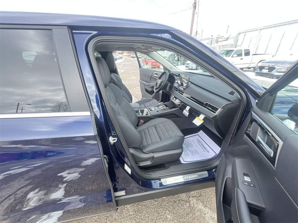New 2025 Mitsubishi Outlander SE image 25
