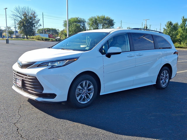 Used 2022 Toyota Sienna LE image 3