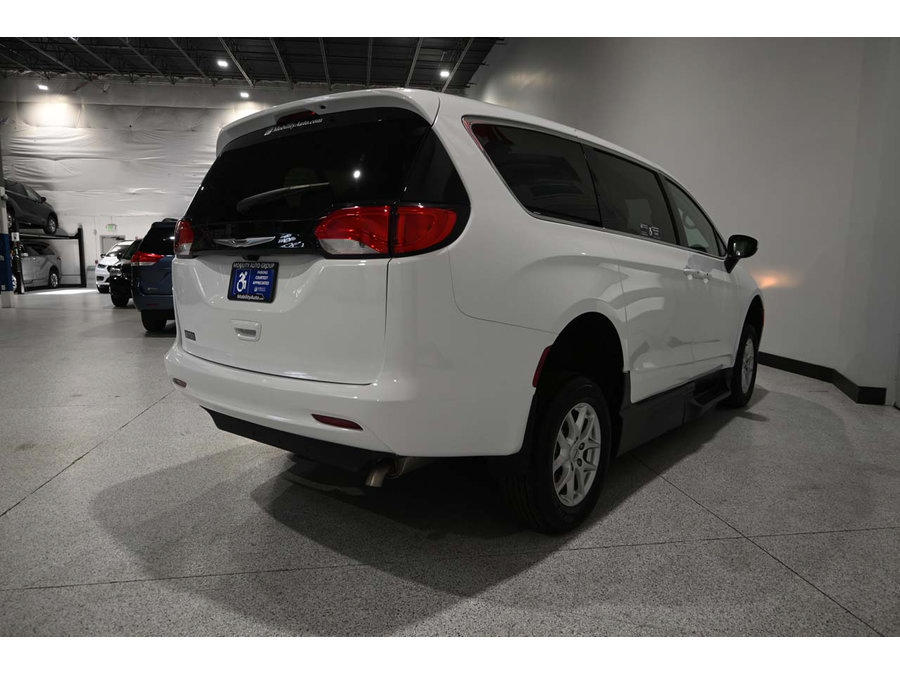 Used 2023 Chrysler Voyager LX FWD image 7