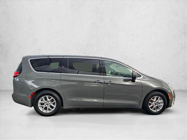 Used 2023 Chrysler Pacifica Touring-L FWD video 3