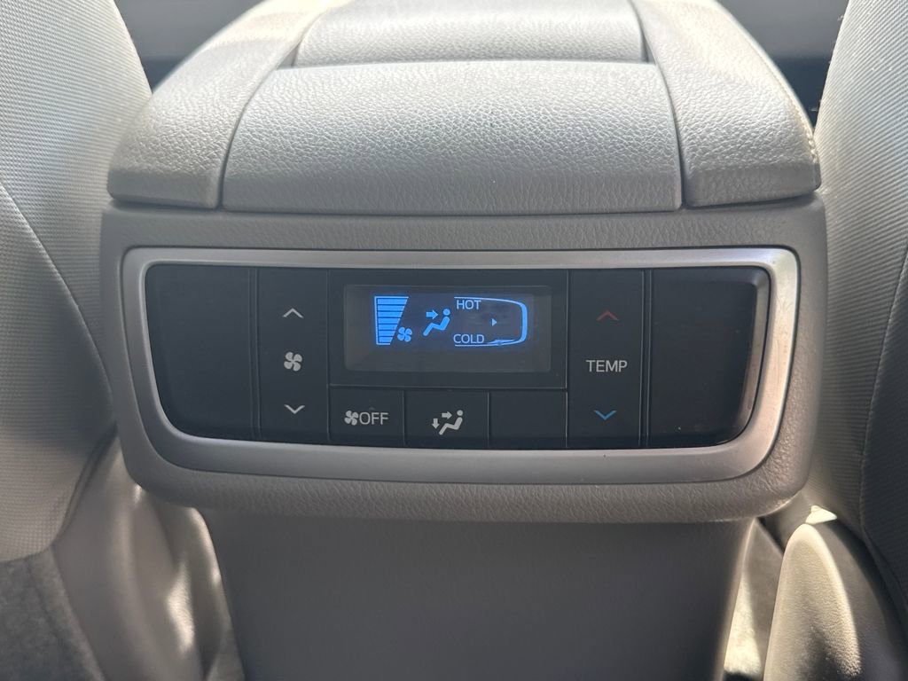 Used 2019 Toyota Highlander LE image 29
