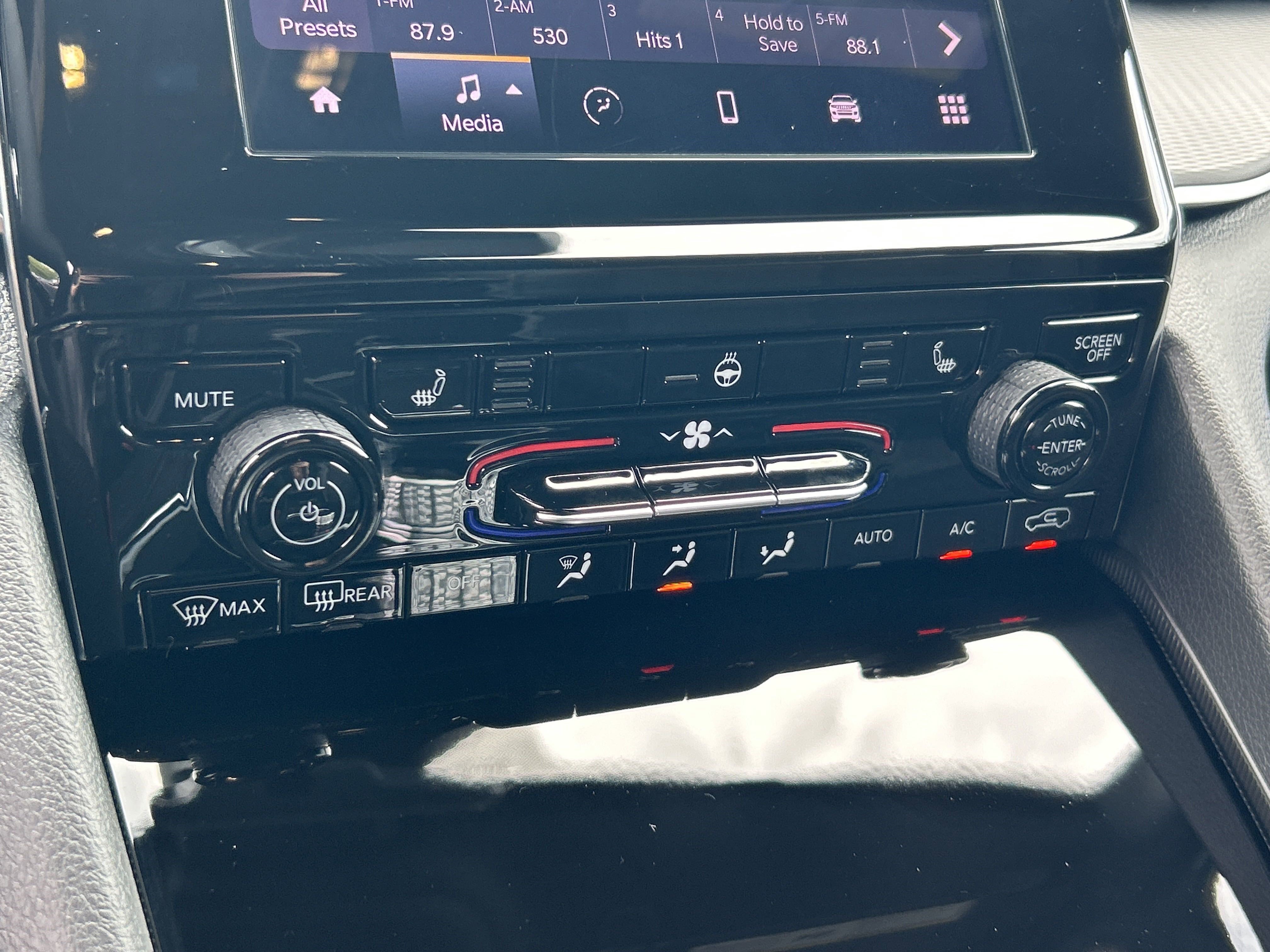 New 2025 Jeep Grand Cherokee Altitude image 30