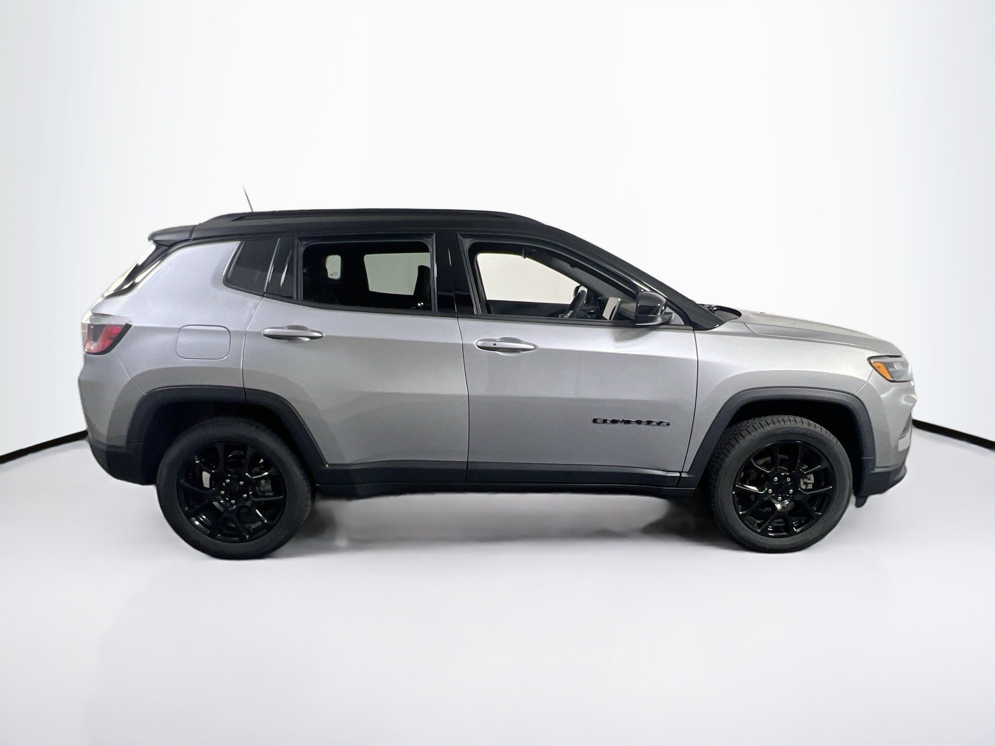 Used 2022 Jeep Compass Latitude w/ Sun and Sound Group AWD/4WD image 4