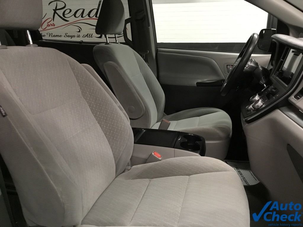 Used 2017 Toyota Sienna LE AWD/4WD image 35