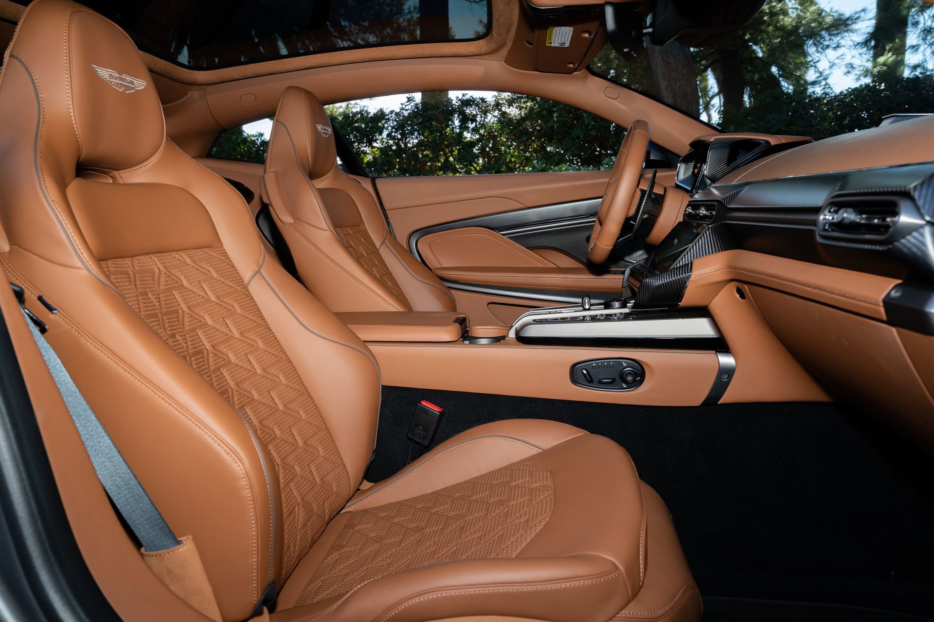 Used 2025 Aston Martin Vanquish RWD image 21