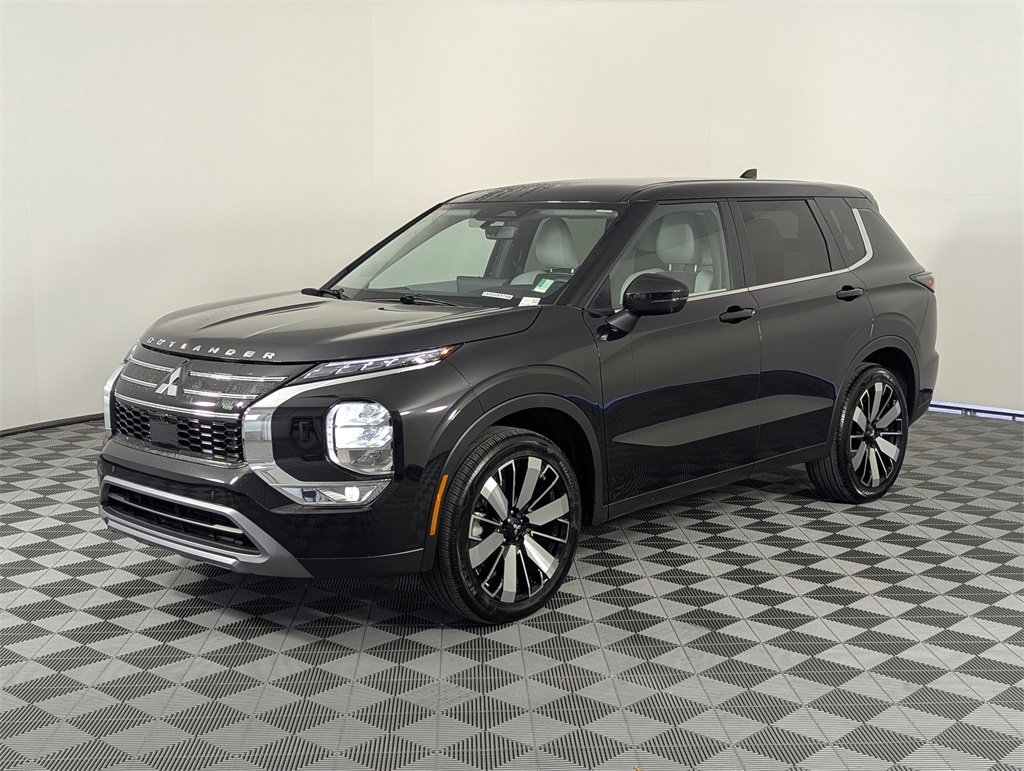 Used 2025 Mitsubishi Outlander SE image 9