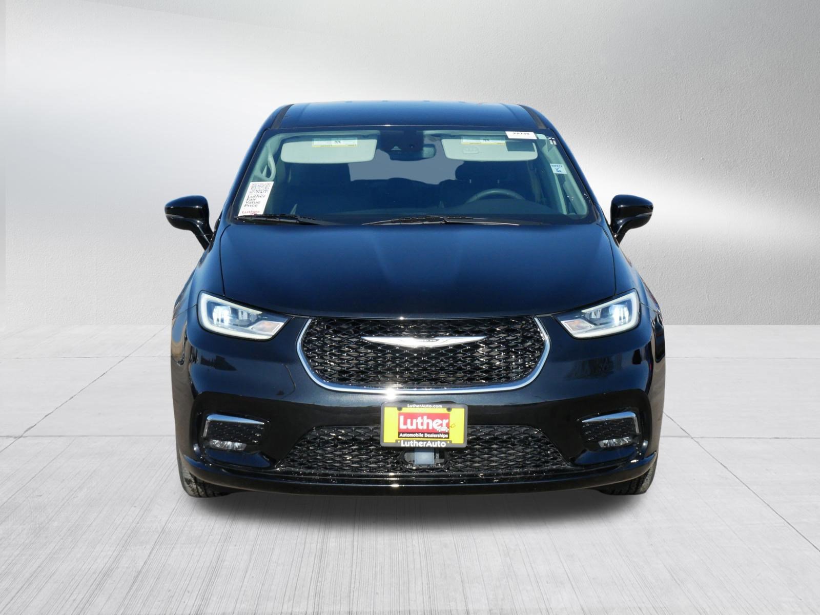 Used 2024 Chrysler Pacifica Touring-L image 2