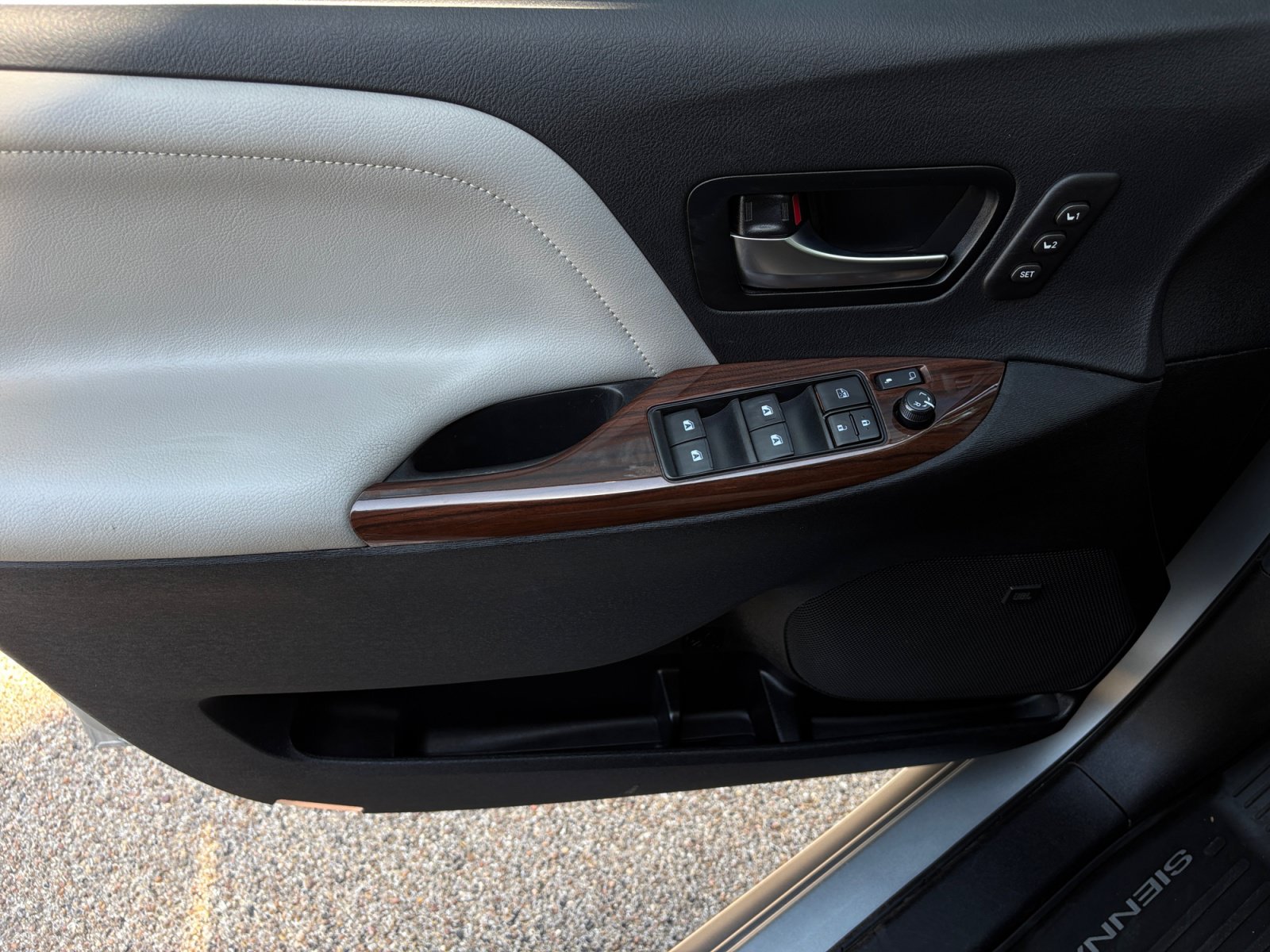 Used 2019 Toyota Sienna Limited Premium FWD image 30