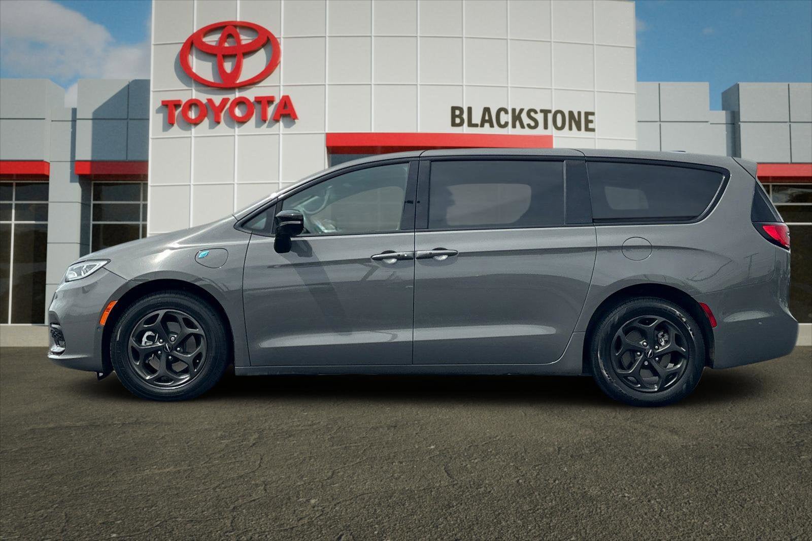 Used 2023 Chrysler Pacifica Limited w/ S Appearance Package FWD image 6