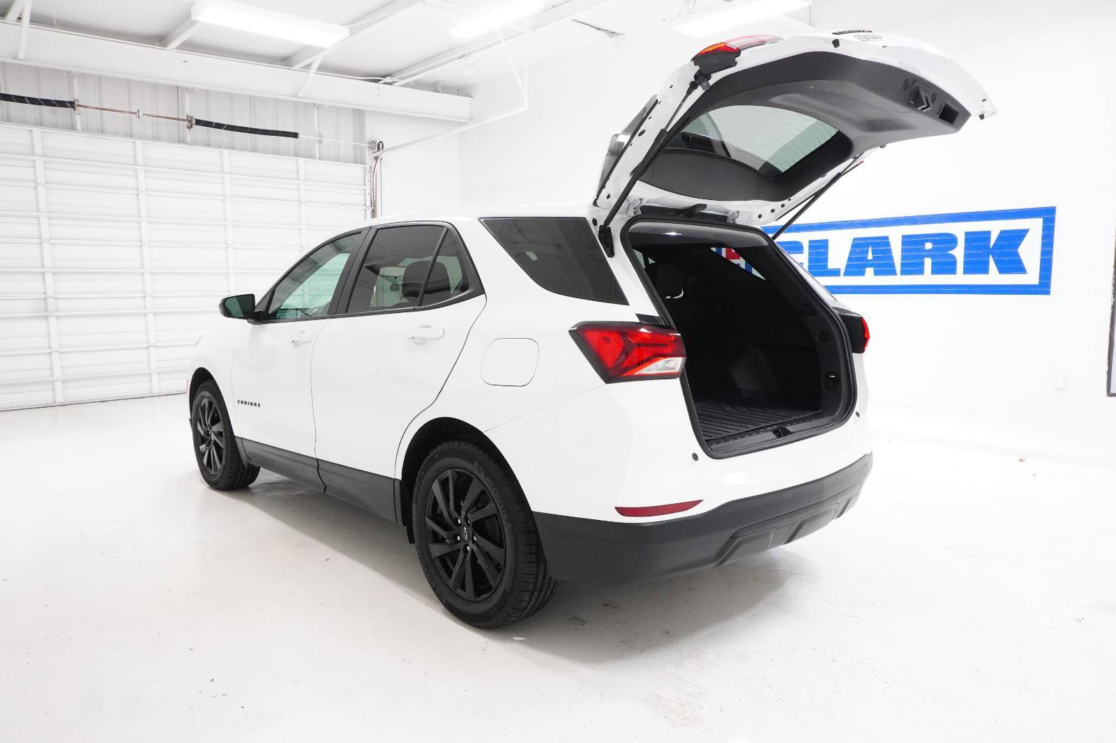 Used 2023 Chevrolet Equinox LS w/ LS Convenience Package image 8