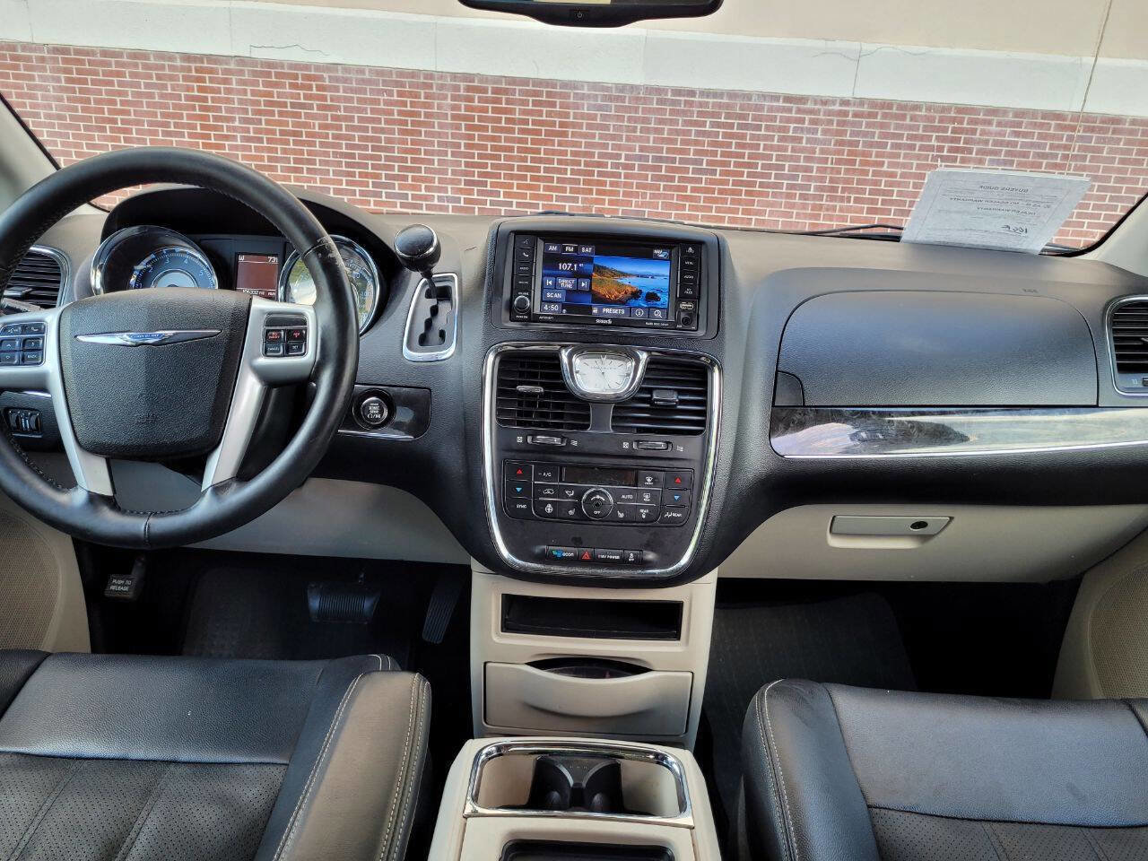 Used 2014 Chrysler Town & Country Touring-L w/ Driver Convenience Group image 10