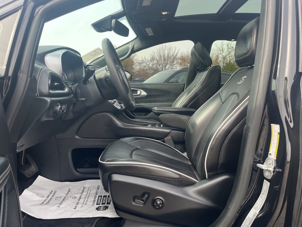 Used 2025 Chrysler Pacifica Limited image 10