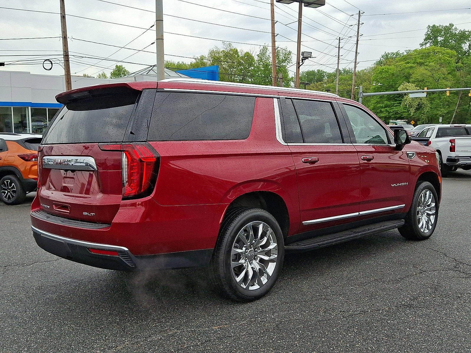 Certified 2024 GMC Yukon XL SLT w/ SLT Premium Package AWD/4WD image 6