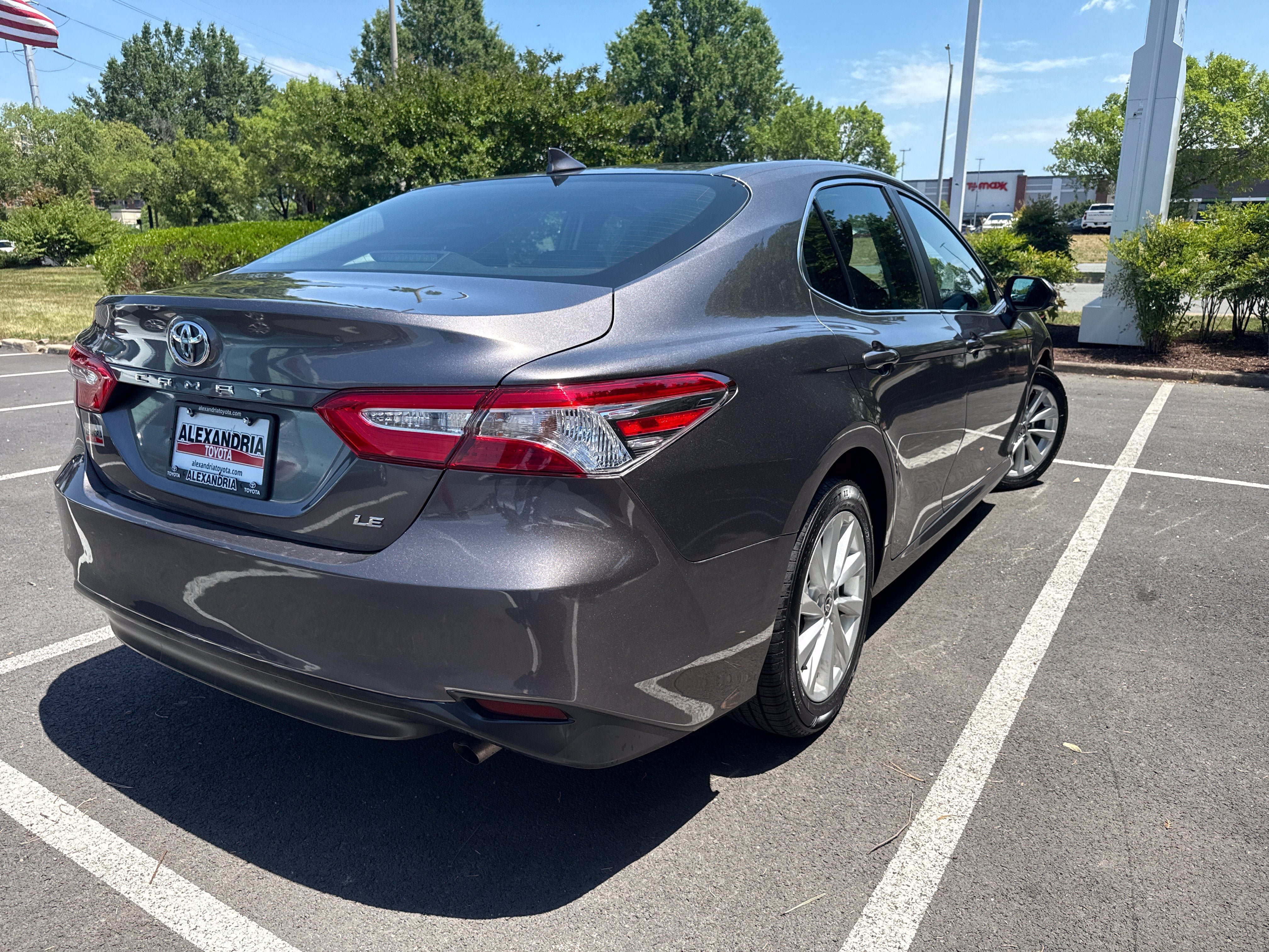 Used 2021 Toyota Camry LE FWD image 4