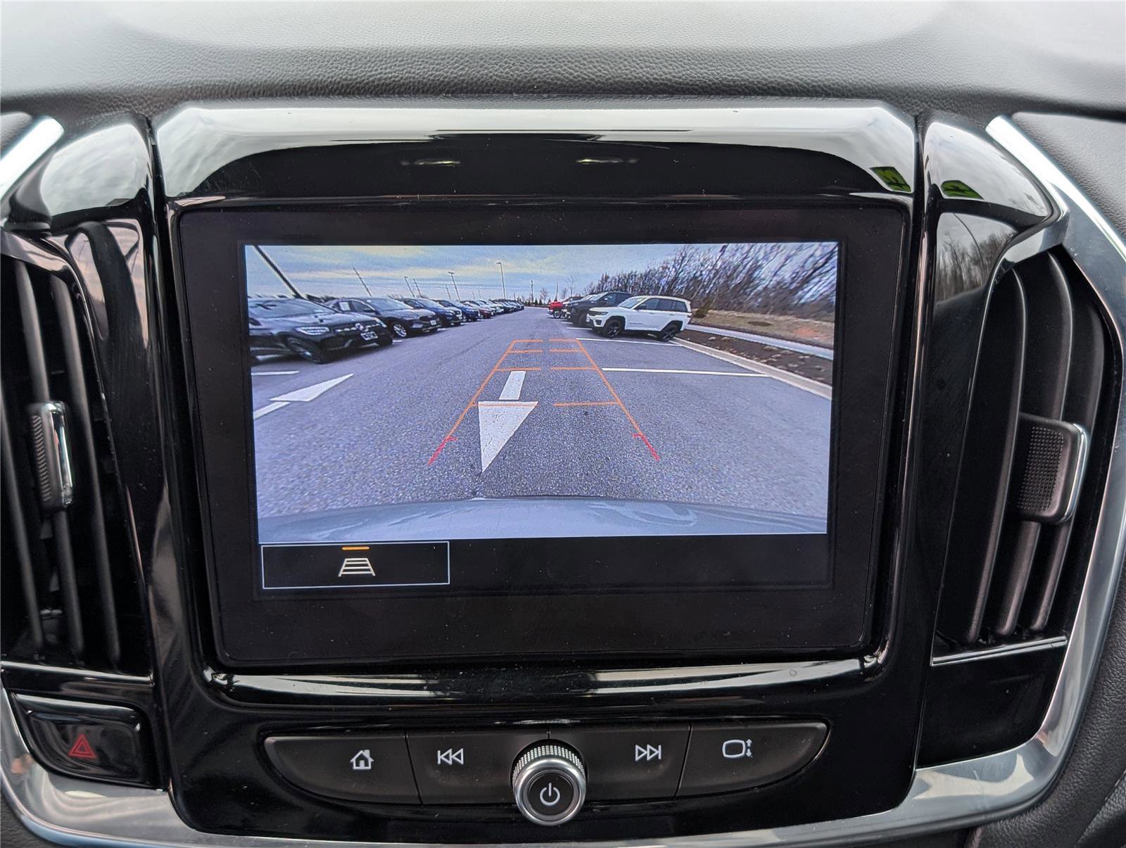 Used 2023 Chevrolet Traverse LT image 28