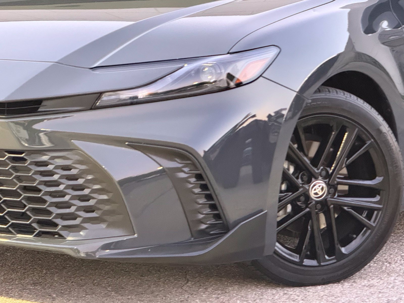 Used 2025 Toyota Camry SE w/ Convenience Package FWD image 3