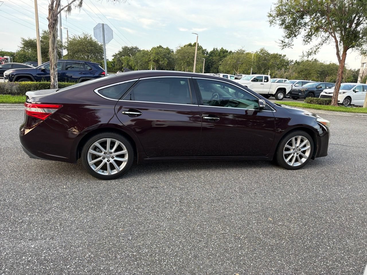 Used 2015 Toyota Avalon Limited w/ Technology Package FWD image 4