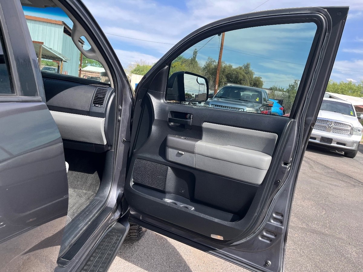 Used 2014 Toyota Sequoia SR5 AWD/4WD image 41