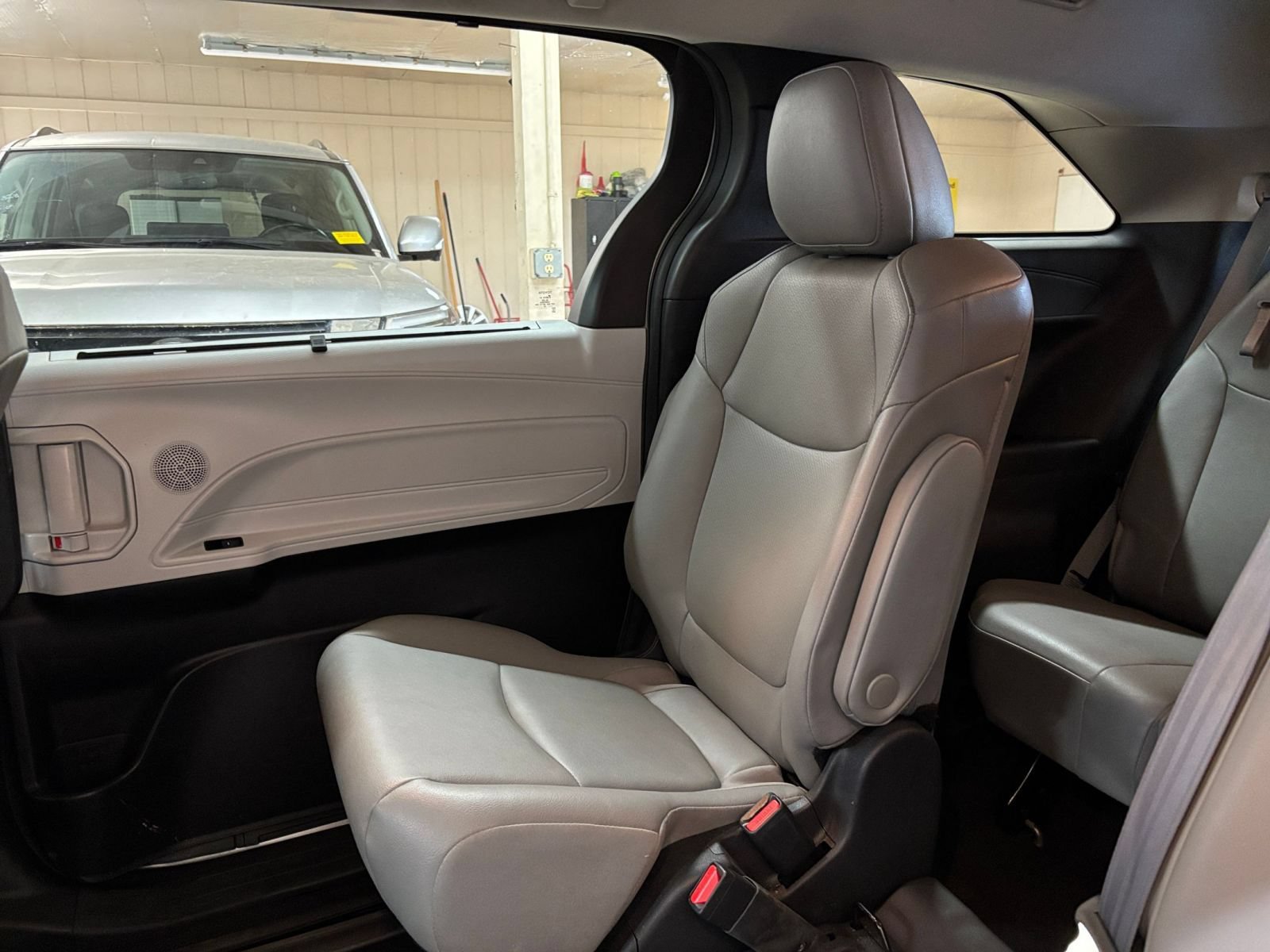 Used 2025 Toyota Sienna XLE FWD image 48